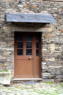 Rustik handhewn ahşap pencere Piodo, şist inşa taştan bir duvar içine ayarla yapılan şeyl taş yığınının, Portekiz şist köylerinden kırda do Xisto. 