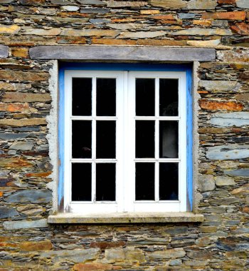 Rustik handhewn ahşap pencere Piodo, şist inşa taştan bir duvar içine ayarla yapılan şeyl taş yığınının, Portekiz şist köylerinden kırda do Xisto. 