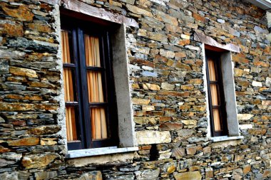 Rustik handhewn ahşap pencere Piodo, şist inşa taştan bir duvar içine ayarla yapılan şeyl taş yığınının, Portekiz şist köylerinden kırda do Xisto. 
