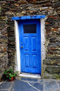 Rustik handhewn ahşap pencere Piodo, şist inşa taştan bir duvar içine ayarla yapılan şeyl taş yığınının, Portekiz şist köylerinden kırda do Xisto. 