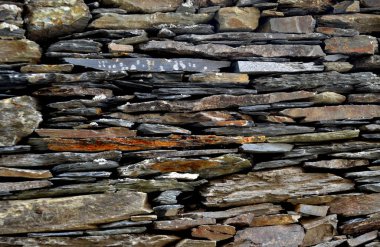 Rustik handhewn ahşap pencere Piodo, şist inşa taştan bir duvar içine ayarla yapılan şeyl taş yığınının, Portekiz şist köylerinden kırda do Xisto. 