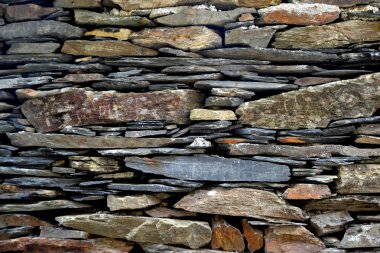 Rustik handhewn ahşap pencere Piodo, şist inşa taştan bir duvar içine ayarla yapılan şeyl taş yığınının, Portekiz şist köylerinden kırda do Xisto. 