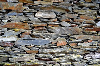 Rustik handhewn ahşap pencere Piodo, şist inşa taştan bir duvar içine ayarla yapılan şeyl taş yığınının, Portekiz şist köylerinden kırda do Xisto. 