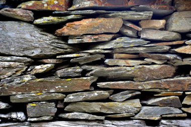 Rustik handhewn ahşap pencere Piodo, şist inşa taştan bir duvar içine ayarla yapılan şeyl taş yığınının, Portekiz şist köylerinden kırda do Xisto. 