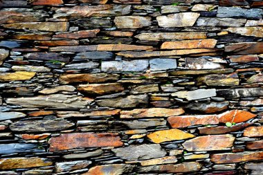 Rustik handhewn ahşap pencere Piodo, şist inşa taştan bir duvar içine ayarla yapılan şeyl taş yığınının, Portekiz şist köylerinden kırda do Xisto. 