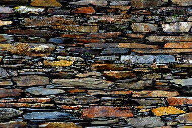 Rustik handhewn ahşap pencere Piodo, şist inşa taştan bir duvar içine ayarla yapılan şeyl taş yığınının, Portekiz şist köylerinden kırda do Xisto. 