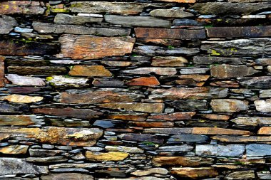 Rustik handhewn ahşap pencere Piodo, şist inşa taştan bir duvar içine ayarla yapılan şeyl taş yığınının, Portekiz şist köylerinden kırda do Xisto. 