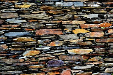 Rustik handhewn ahşap pencere Piodo, şist inşa taştan bir duvar içine ayarla yapılan şeyl taş yığınının, Portekiz şist köylerinden kırda do Xisto. 