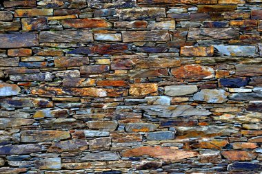 Rustik handhewn ahşap pencere Piodo, şist inşa taştan bir duvar içine ayarla yapılan şeyl taş yığınının, Portekiz şist köylerinden kırda do Xisto. 