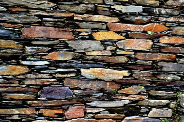 Rustik handhewn ahşap pencere Piodo, şist inşa taştan bir duvar içine ayarla yapılan şeyl taş yığınının, Portekiz şist köylerinden kırda do Xisto. 