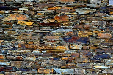 Rustik handhewn ahşap pencere Piodo, şist inşa taştan bir duvar içine ayarla yapılan şeyl taş yığınının, Portekiz şist köylerinden kırda do Xisto. 