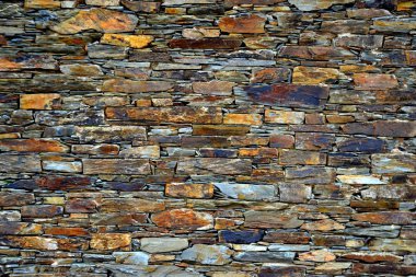 Rustik handhewn ahşap pencere Piodo, şist inşa taştan bir duvar içine ayarla yapılan şeyl taş yığınının, Portekiz şist köylerinden kırda do Xisto. 