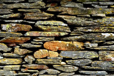 Rustik handhewn ahşap pencere Piodo, şist inşa taştan bir duvar içine ayarla yapılan şeyl taş yığınının, Portekiz şist köylerinden kırda do Xisto. 