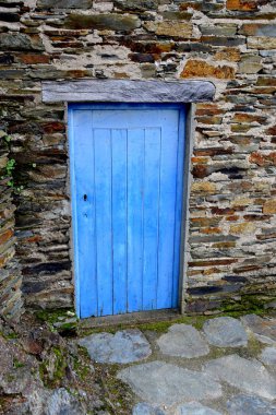 Rustik handhewn ahşap pencere Piodo, şist inşa taştan bir duvar içine ayarla yapılan şeyl taş yığınının, Portekiz şist köylerinden kırda do Xisto. 