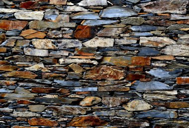 Rustik handhewn ahşap pencere Piodo, şist inşa taştan bir duvar içine ayarla yapılan şeyl taş yığınının, Portekiz şist köylerinden kırda do Xisto. 