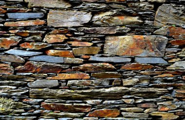 Rustik handhewn ahşap pencere Piodo, şist inşa taştan bir duvar içine ayarla yapılan şeyl taş yığınının, Portekiz şist köylerinden kırda do Xisto. 