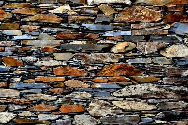 Rustik handhewn ahşap pencere Piodo, şist inşa taştan bir duvar içine ayarla yapılan şeyl taş yığınının, Portekiz şist köylerinden kırda do Xisto. 