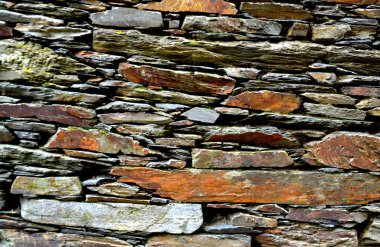 Rustik handhewn ahşap pencere Piodo, şist inşa taştan bir duvar içine ayarla yapılan şeyl taş yığınının, Portekiz şist köylerinden kırda do Xisto. 