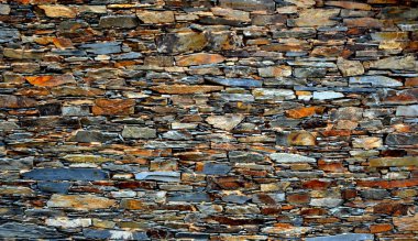 Eski bir geleneksel taş duvar şist şeyl taş yığını, Portekiz şist köylerinden kırda do Xisto yapılmış Piodao içinde inşa ayrıntı görünümünü kapat.