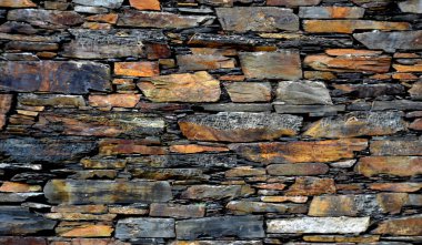 Eski bir geleneksel taş duvar şist şeyl taş yığını, Portekiz şist köylerinden kırda do Xisto yapılmış Piodao içinde inşa ayrıntı görünümünü kapat.