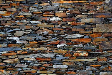 Eski bir geleneksel taş duvar şist şeyl taş yığını, Portekiz şist köylerinden kırda do Xisto yapılmış Piodao içinde inşa ayrıntı görünümünü kapat.