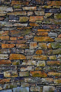 Eski bir geleneksel taş duvar şist şeyl taş yığını, Portekiz şist köylerinden kırda do Xisto yapılmış Piodao içinde inşa ayrıntı görünümünü kapat.