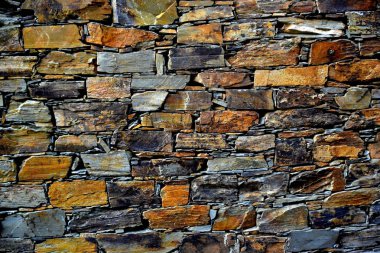 Eski bir geleneksel taş duvar şist şeyl taş yığını, Portekiz şist köylerinden kırda do Xisto yapılmış Piodao içinde inşa ayrıntı görünümünü kapat.