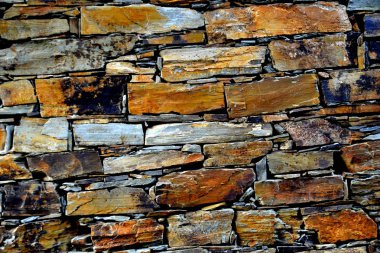 Eski bir geleneksel taş duvar şist şeyl taş yığını, Portekiz şist köylerinden kırda do Xisto yapılmış Piodao içinde inşa ayrıntı görünümünü kapat.