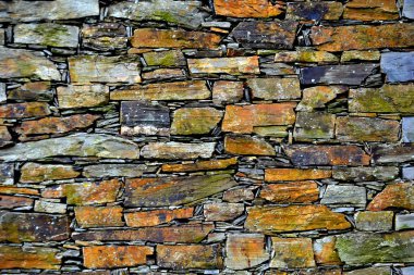 Eski bir geleneksel taş duvar şist şeyl taş yığını, Portekiz şist köylerinden kırda do Xisto yapılmış Piodao içinde inşa ayrıntı görünümünü kapat.