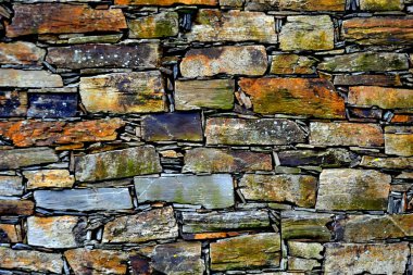 Eski bir geleneksel taş duvar şist şeyl taş yığını, Portekiz şist köylerinden kırda do Xisto yapılmış Piodao içinde inşa ayrıntı görünümünü kapat.