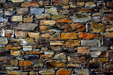 Eski bir geleneksel taş duvar şist şeyl taş yığını, Portekiz şist köylerinden kırda do Xisto yapılmış Piodao içinde inşa ayrıntı görünümünü kapat.