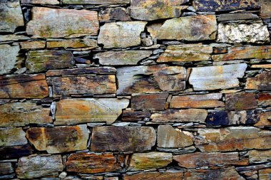 Eski bir geleneksel taş duvar şist şeyl taş yığını, Portekiz şist köylerinden kırda do Xisto yapılmış Piodao içinde inşa ayrıntı görünümünü kapat.