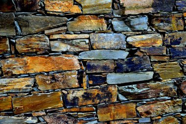 Eski bir geleneksel taş duvar şist şeyl taş yığını, Portekiz şist köylerinden kırda do Xisto yapılmış Piodao içinde inşa ayrıntı görünümünü kapat.