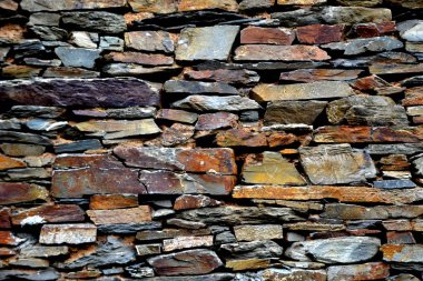 Eski bir geleneksel taş duvar şist şeyl taş yığını, Portekiz şist köylerinden kırda do Xisto yapılmış Piodao içinde inşa ayrıntı görünümünü kapat.