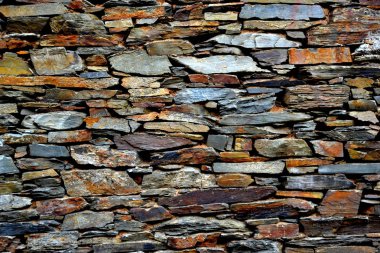 Eski bir geleneksel taş duvar şist şeyl taş yığını, Portekiz şist köylerinden kırda do Xisto yapılmış Piodao içinde inşa ayrıntı görünümünü kapat.