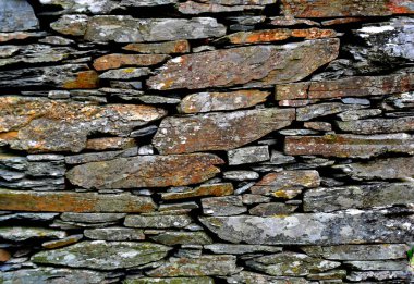 Eski bir geleneksel taş duvar şist şeyl taş yığını, Portekiz şist köylerinden kırda do Xisto yapılmış Piodao içinde inşa ayrıntı görünümünü kapat.