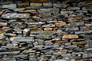 Eski bir geleneksel taş duvar şist şeyl taş yığını, Portekiz şist köylerinden kırda do Xisto yapılmış Piodao içinde inşa ayrıntı görünümünü kapat.