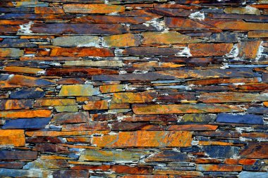 Eski bir geleneksel taş duvar şist şeyl taş yığını, Portekiz şist köylerinden kırda do Xisto yapılmış Piodao içinde inşa ayrıntı görünümünü kapat.