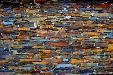 Eski bir geleneksel taş duvar şist şeyl taş yığını, Portekiz şist köylerinden kırda do Xisto yapılmış Piodao içinde inşa ayrıntı görünümünü kapat.