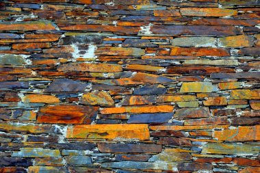 Eski bir geleneksel taş duvar şist şeyl taş yığını, Portekiz şist köylerinden kırda do Xisto yapılmış Piodao içinde inşa ayrıntı görünümünü kapat.