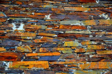 Eski bir geleneksel taş duvar şist şeyl taş yığını, Portekiz şist köylerinden kırda do Xisto yapılmış Piodao içinde inşa ayrıntı görünümünü kapat.