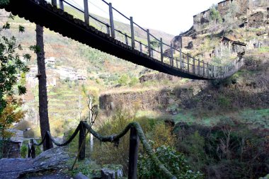 Geleneksel evleri ve köprüler Foz de Egua, Piodao, Merkez Portekiz uzak köyü yakınlarında 