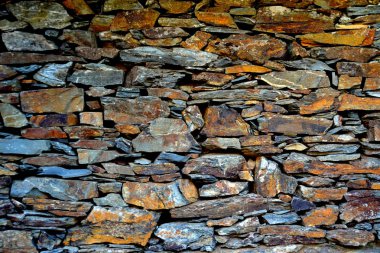 Eski bir geleneksel taş duvar şist şeyl taş yığını, Portekiz şist köylerinden kırda do Xisto yapılmış Piodao içinde inşa ayrıntı görünümünü kapat.