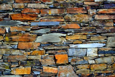 Eski bir geleneksel taş duvar şist şeyl taş yığını, Portekiz şist köylerinden kırda do Xisto yapılmış Piodao içinde inşa ayrıntı görünümünü kapat.