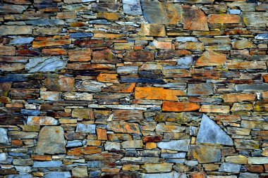 Eski bir geleneksel taş duvar şist şeyl taş yığını, Portekiz şist köylerinden kırda do Xisto yapılmış Piodao içinde inşa ayrıntı görünümünü kapat.