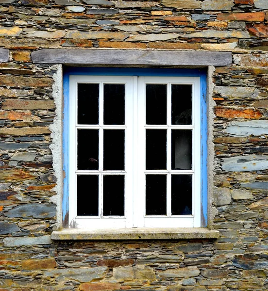 頁岩岩スタック Aldeias スクラッチでポルトガルの片岩の村の一つの作られたセットで Piodo 片岩から構築された石の壁に素朴な Handhewn の木製窓 — ストック写真