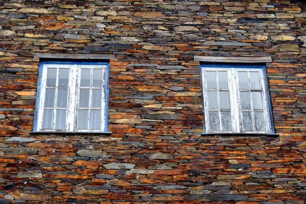 Rustieke Handhewn Houten Raam Ingesteld Een Stenen Muur Gebouwd Uit — Stockfoto