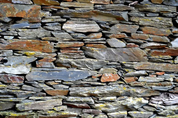 Rustik handhewn ahşap pencere Piodo, şist inşa taştan bir duvar içine ayarla yapılan şeyl taş yığınının, Portekiz şist köylerinden kırda do Xisto. 