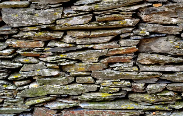 Rustik handhewn ahşap pencere Piodo, şist inşa taştan bir duvar içine ayarla yapılan şeyl taş yığınının, Portekiz şist köylerinden kırda do Xisto. 