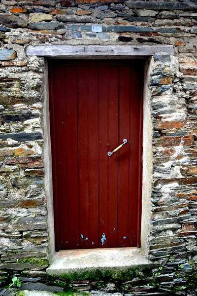 Rustik handhewn ahşap pencere Piodo, şist inşa taştan bir duvar içine ayarla yapılan şeyl taş yığınının, Portekiz şist köylerinden kırda do Xisto. 